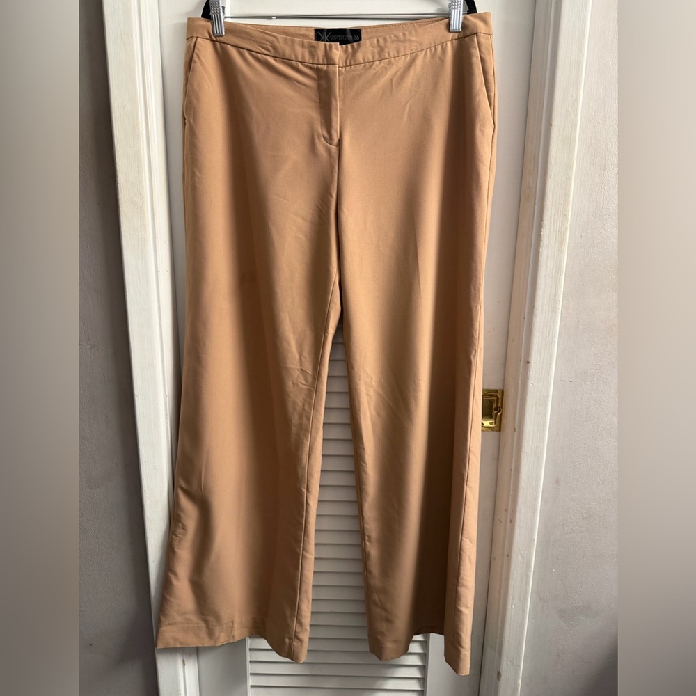 Kardashian Kollection Camel Wide Leg Trousers in Size 16.
Like New 11.5” Rise